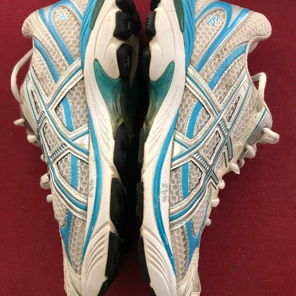 ASICS women’s white and blue size 7.5 athletic shoes. - Picture 4 of 7